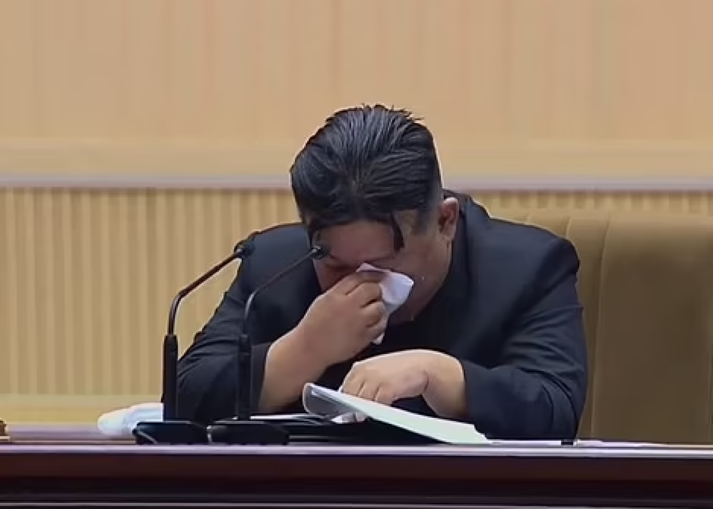 Diktatorun gözyaşları - Kim Çen In ağladı (VİDEO)